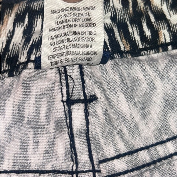 Basic Editions Black and White Geometric Capris - Picture 4 of 5